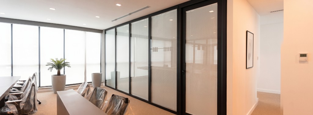 Divisória Vidro Duplo com Persianas Integradas — Linha Modular 85mm